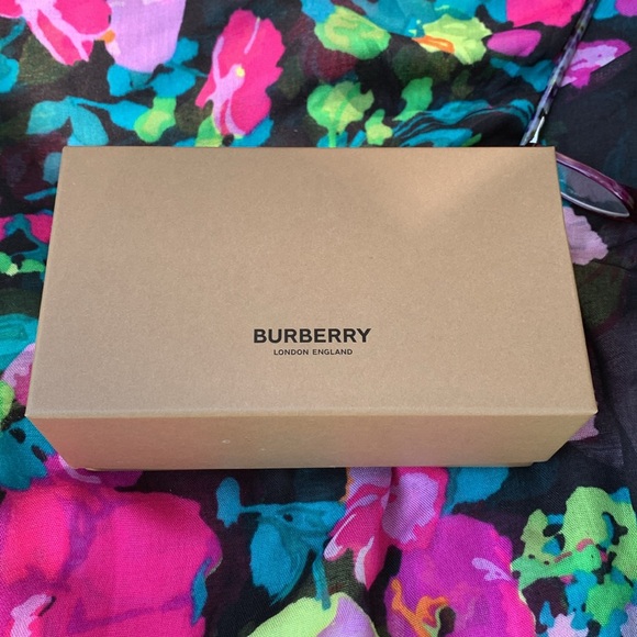 NWT Burberry Sunnies !! Great gift !! - Picture 7 of 7